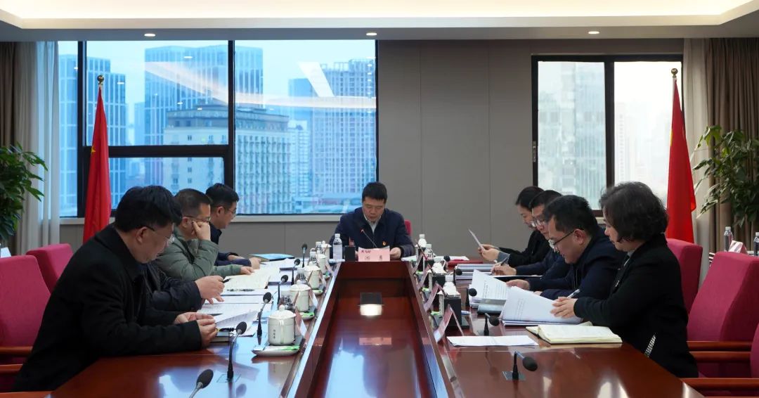 省尊龙凯时集团党委理论学习中心组召开2025年第一次专题学习钻研
