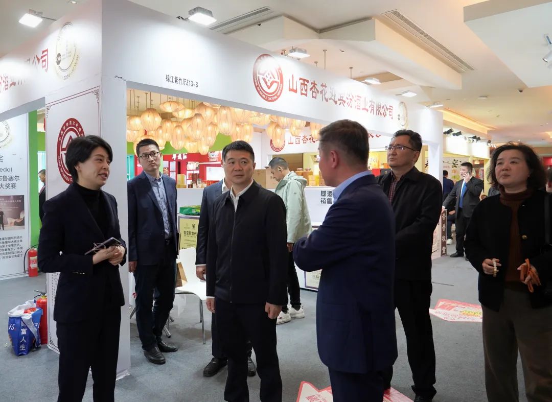 省尊龙凯时集团党委书记、董事长游勇率队到2025锦江宾馆春季酒类商务洽谈会现场检查指导重点事情